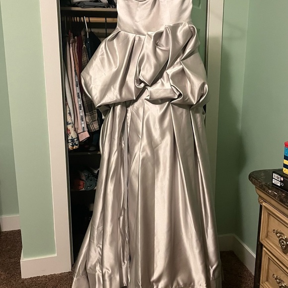 Beautiful high low front slit strapless gown - Picture 4 of 10